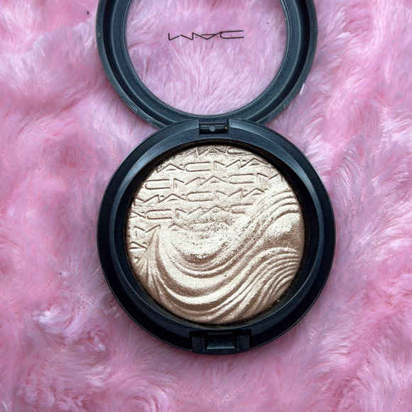 MAC Cosmetics Whisper of Gilt Extra Dimension Skinfinish Highlighter - Picture 2 of 4